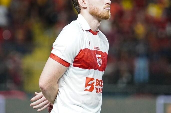Lateral do CRB, Lucas Lovat sente a posterior da coxa na partida contra o Juventude