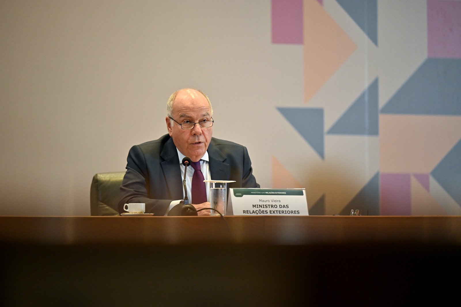 Em meio ao tarifaço dos EUA, ministro se reúne com chefe de bloco asiático para ampliar comércio
