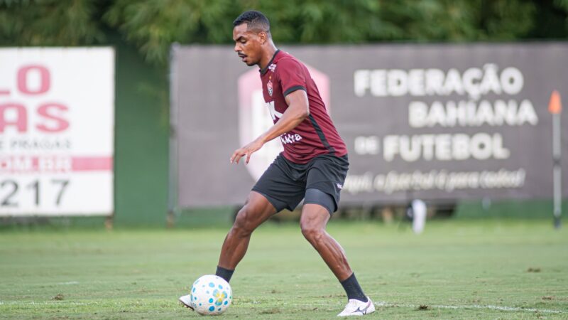 Caíque Gonçalves avalia gramado sintético e projeta jogo entra Vitória e Athletico: “Difícil”