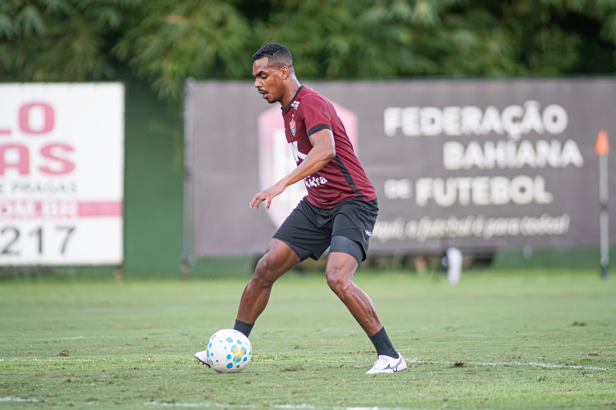 Caíque Gonçalves avalia gramado sintético e projeta jogo entra Vitória e Athletico: “Difícil”