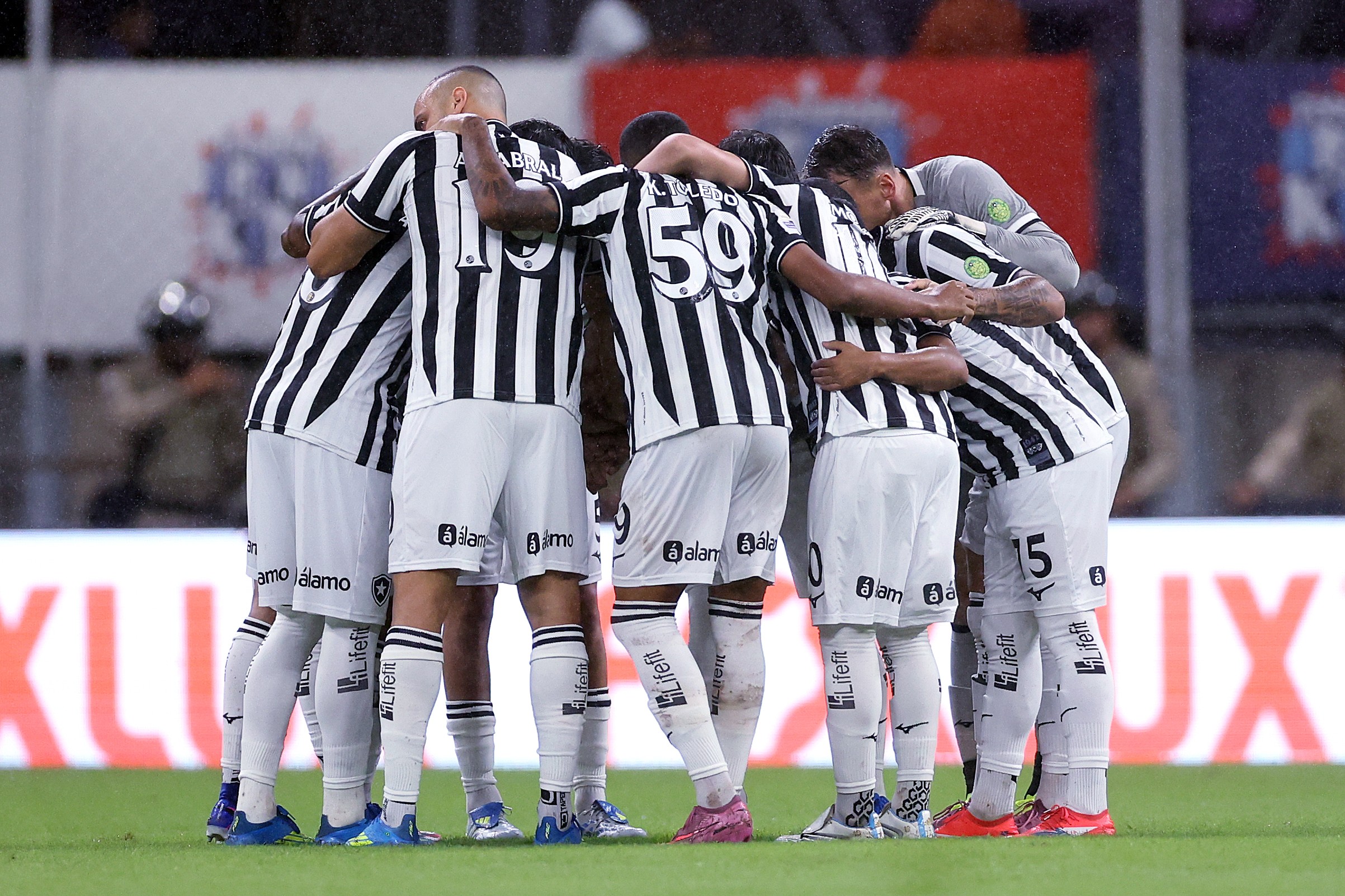Terceiro melhor ataque e quarta pior defesa: Botafogo cedeu 13 pontos após sair na frente