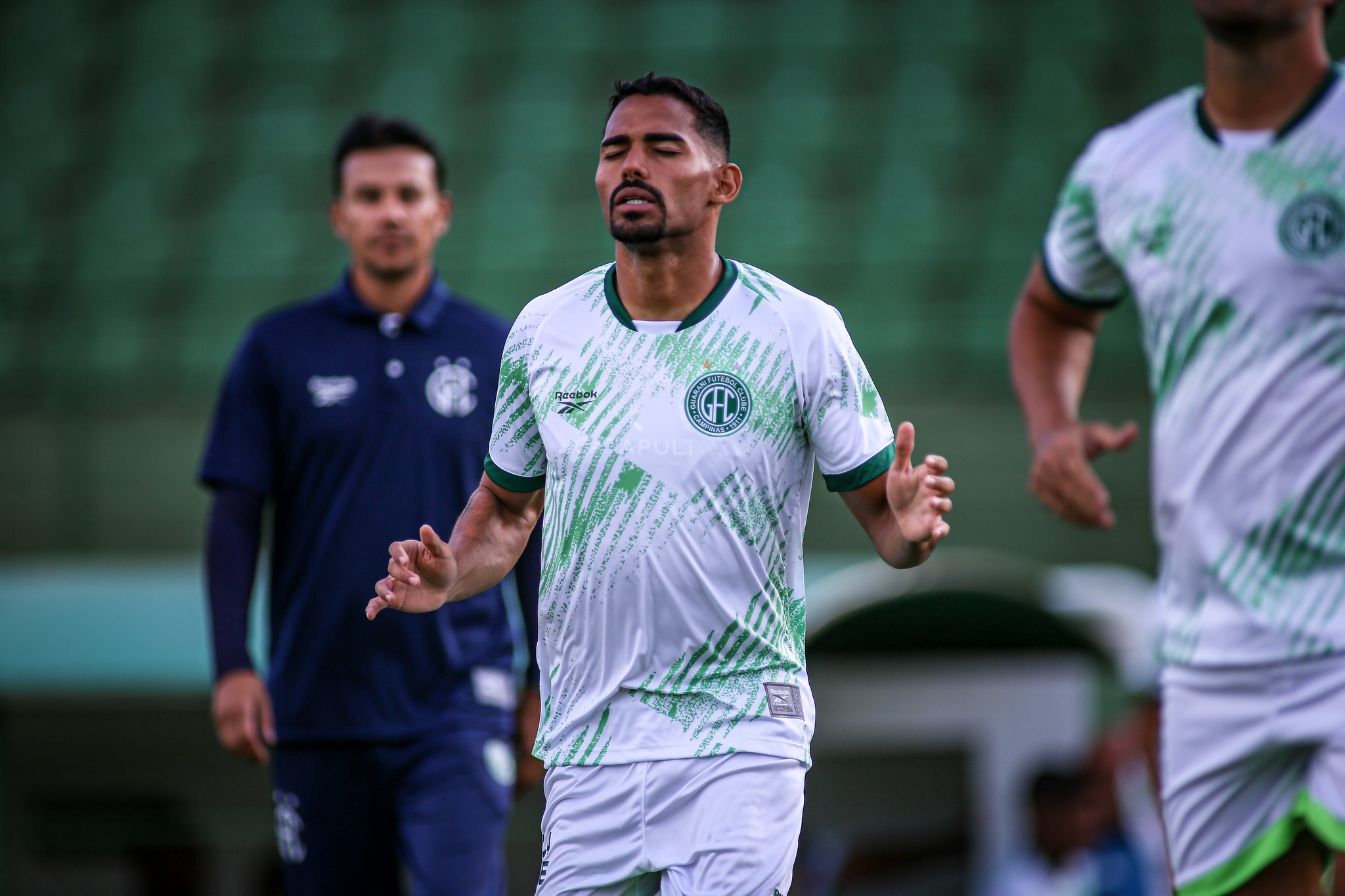 Emerson Barbosa celebra volta por cima com assistência no Guarani: “Feliz em ajudar novamente”