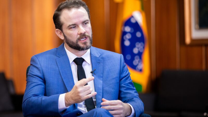 Durigan admite preocupação com trajetória da dívida e fala em redução de benefícios e controle de gastos para melhorar contas