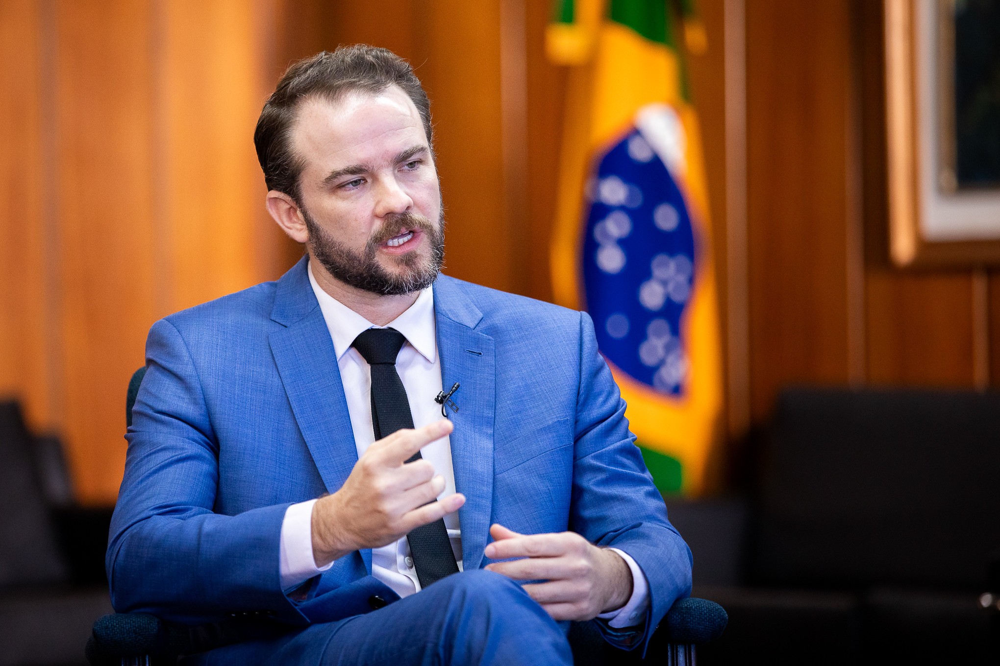Durigan admite preocupação com trajetória da dívida e fala em redução de benefícios e controle de gastos para melhorar contas
