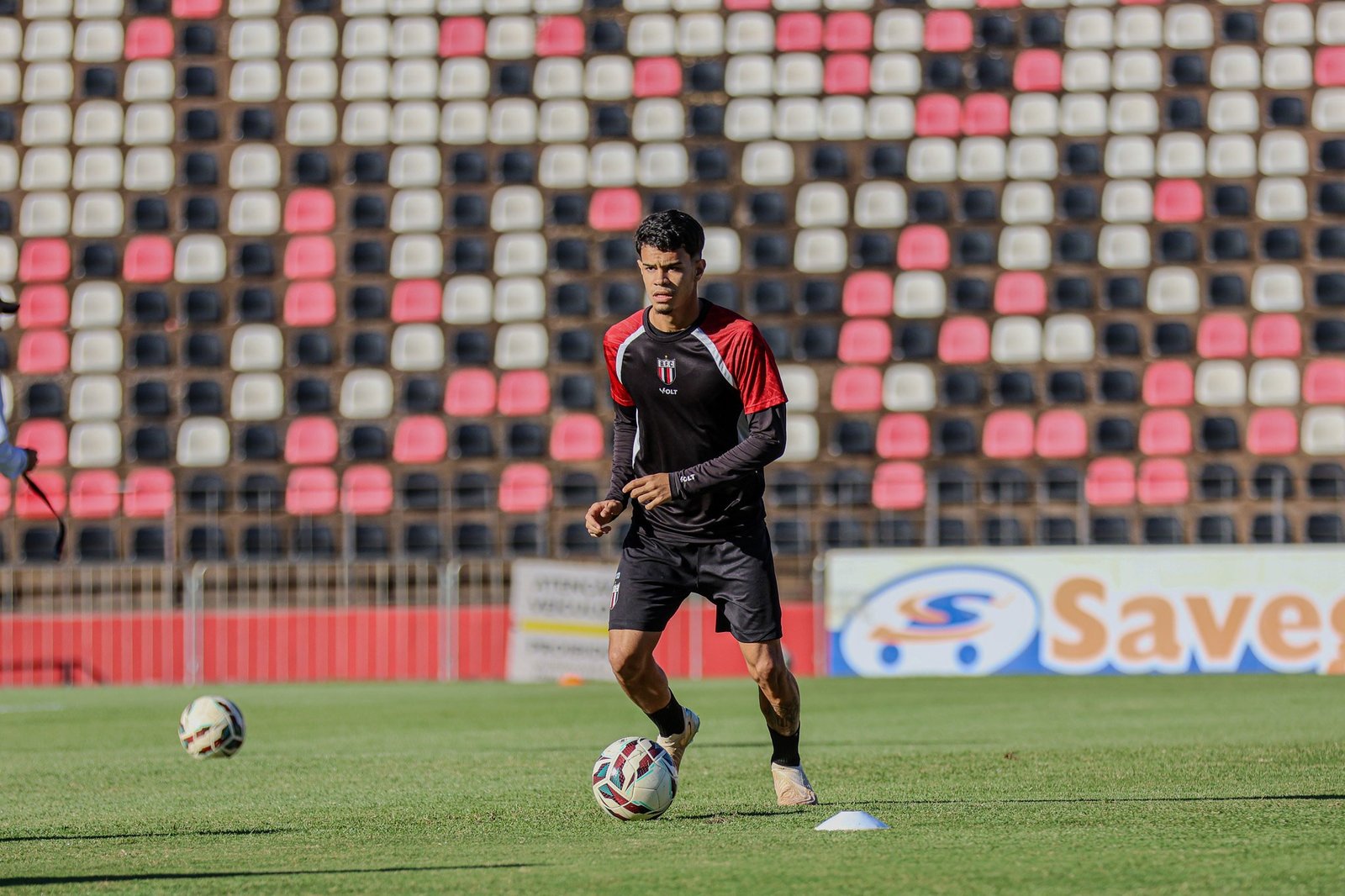 Botafogo-SP renova com lateral-direito Pedrinho