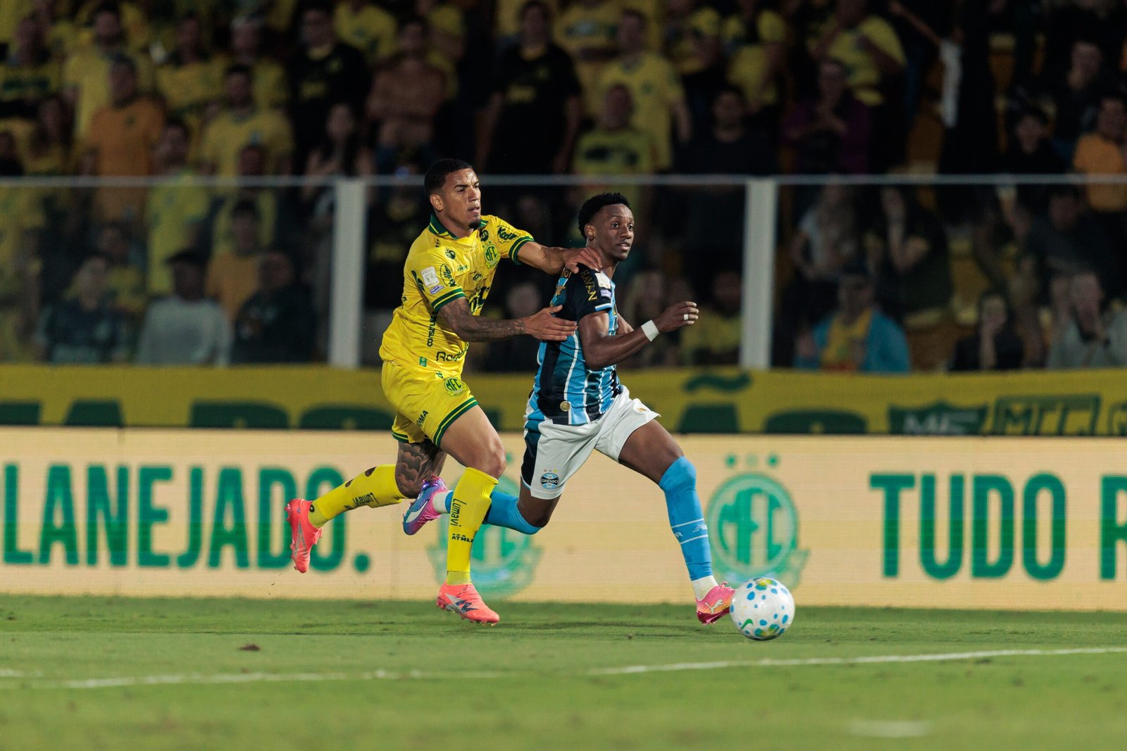 Grêmio redefine modelo de jogo, e joia da base perde espaço em meio à janela de transferências
