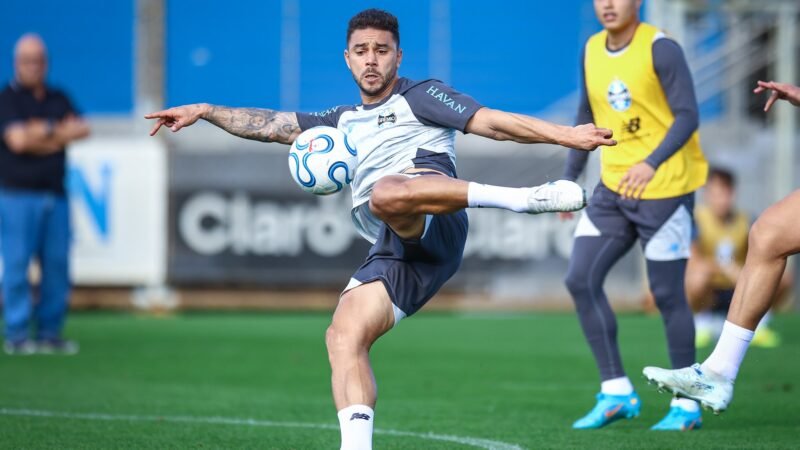 Lateral João Pedro é liberado pelo Grêmio para buscar clube