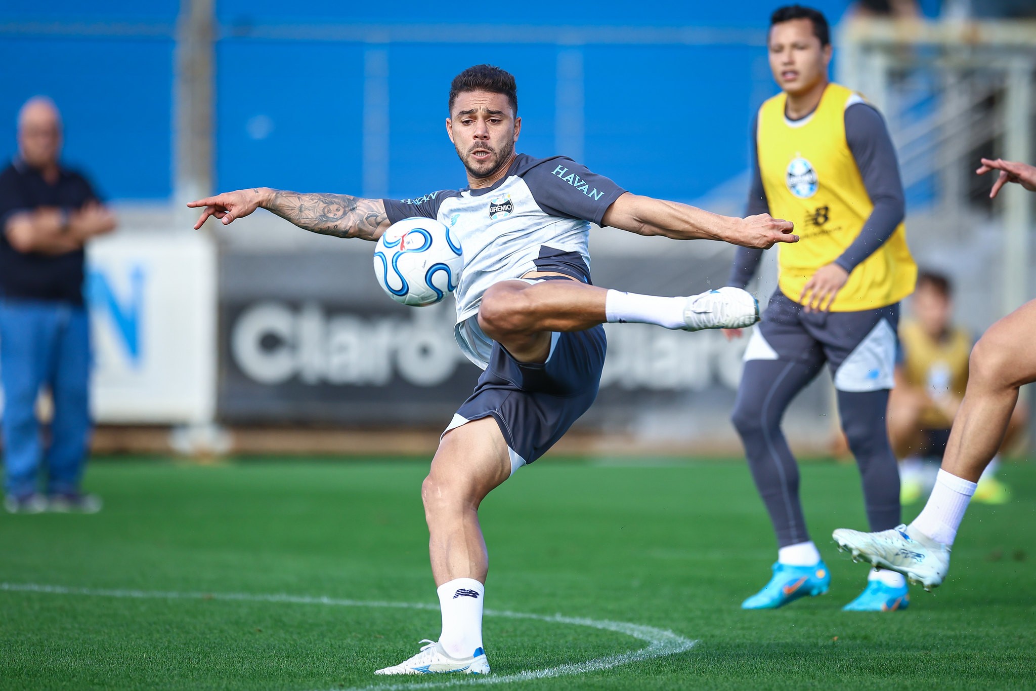 Lateral João Pedro é liberado pelo Grêmio para buscar clube