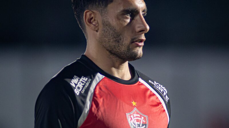 Martínez é expulso depois de receber segundo cartão em jogo do Vitória contra o Athletico