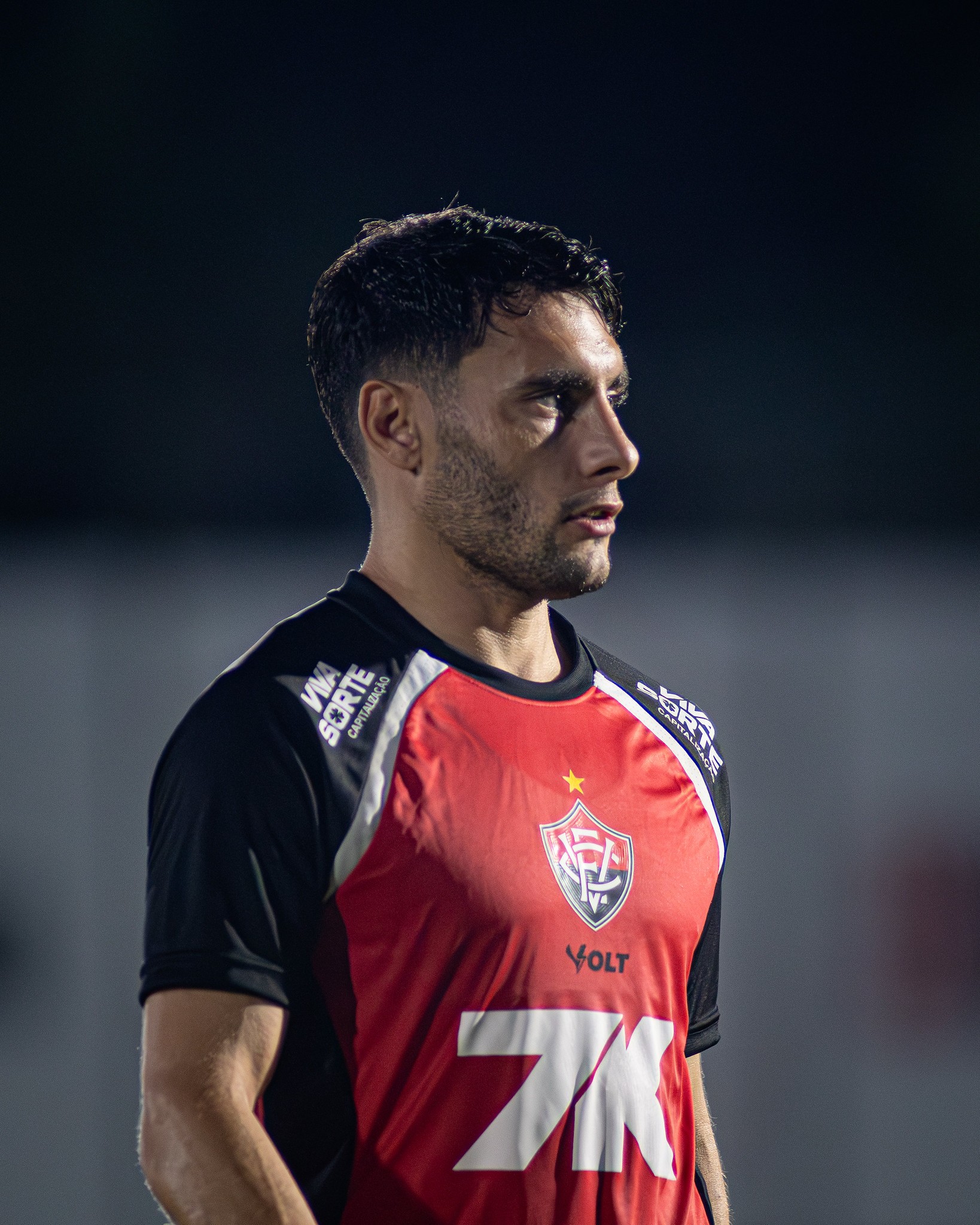 Martínez é expulso depois de receber segundo cartão em jogo do Vitória contra o Athletico