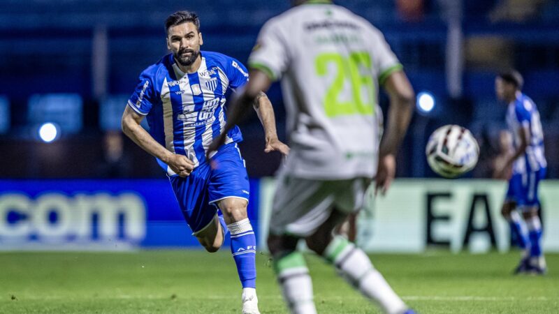 Sem gols no ano, Léo Gamalho comenta seca no Avaí: “Incomoda”
