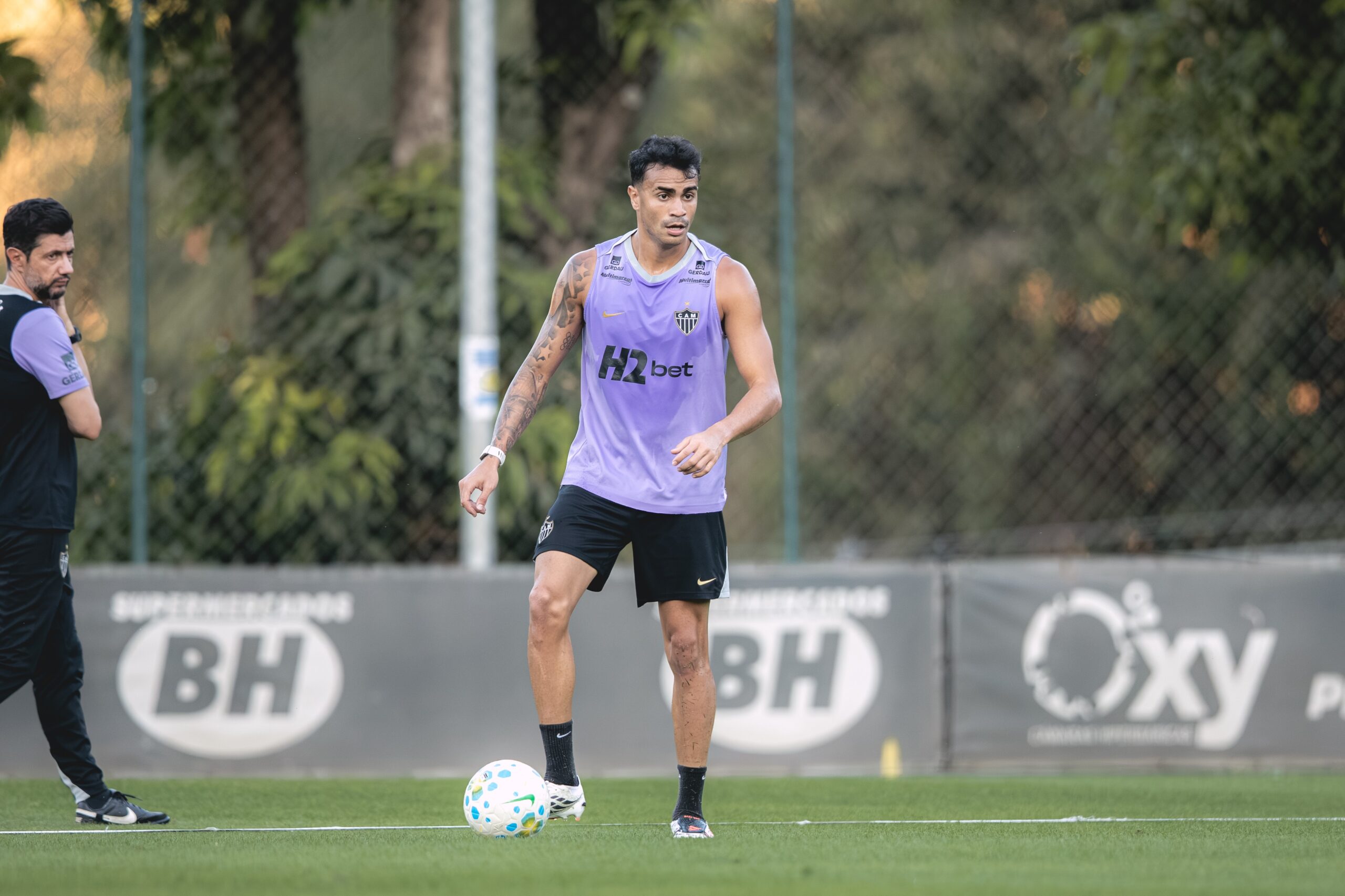 Alvo de polêmica com torcedor, meia do Atlético-MG fica fora de jogo pela Copa do Brasil