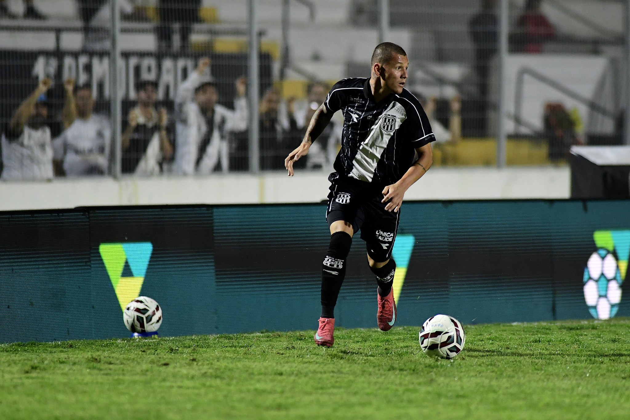 Ponte completa quatro jogos sem reforços e recorre à base enquanto espera fim de transfer ban
