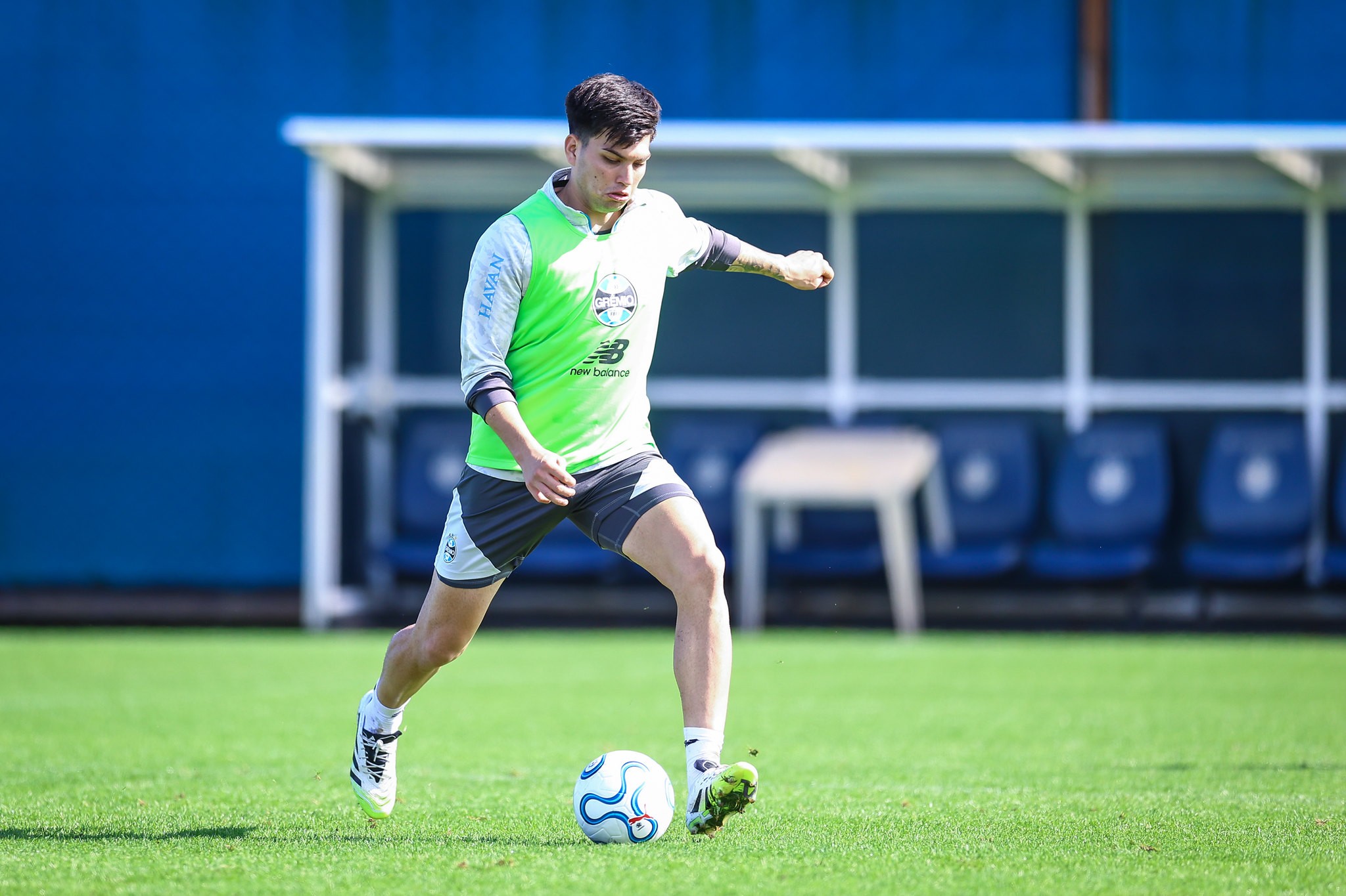 Grêmio acerta empréstimo de Leonel Pérez ao Racing, da Argentina
