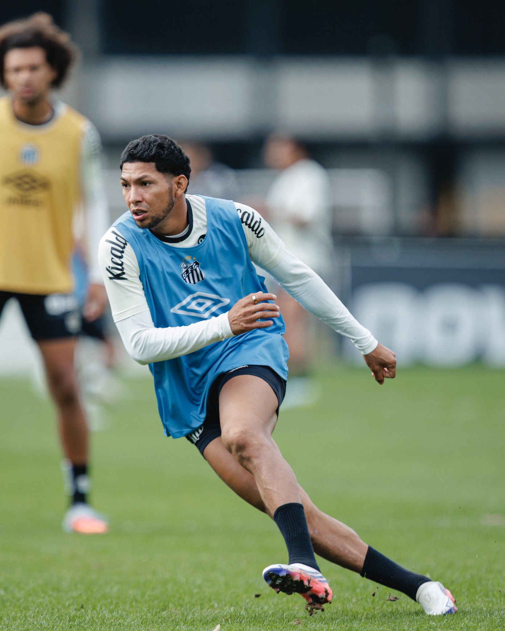 Formado pelo Remo, Rony reencontra ex-clube com o Santos e admite: “É meio estranho”