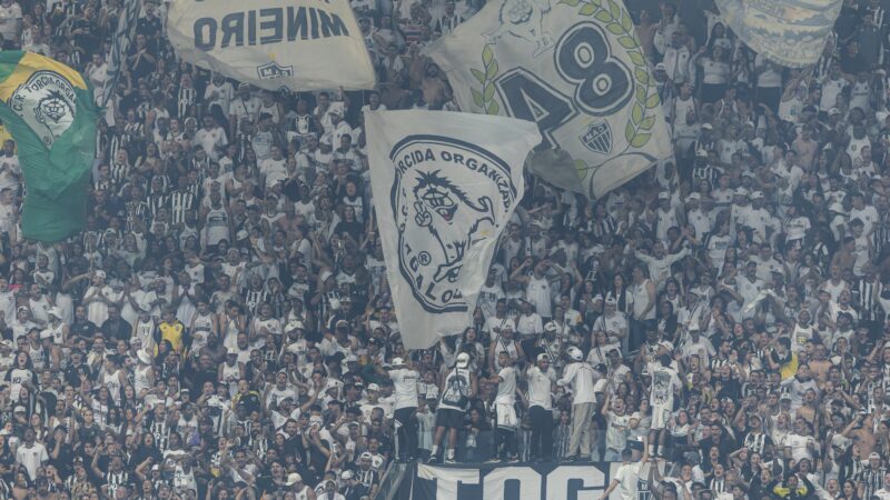 Torcida do Atlético-MG protesta contra desempenho do time em empate pela Copa do Brasil