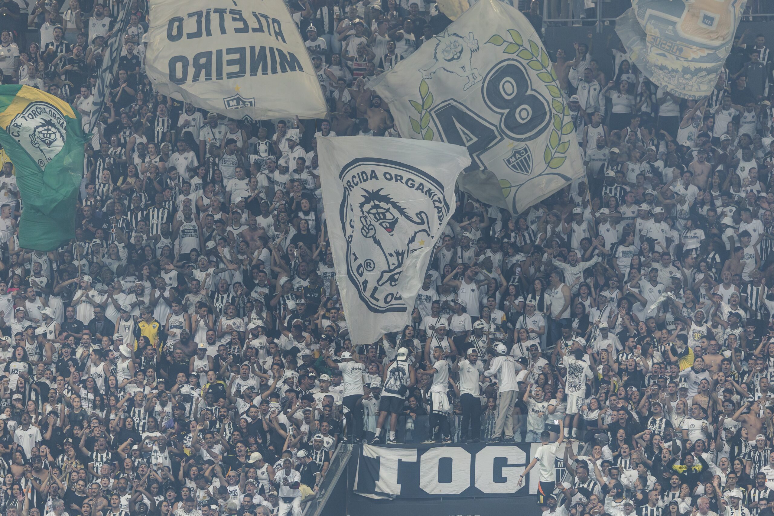 Torcida do Atlético-MG protesta contra desempenho do time em empate pela Copa do Brasil