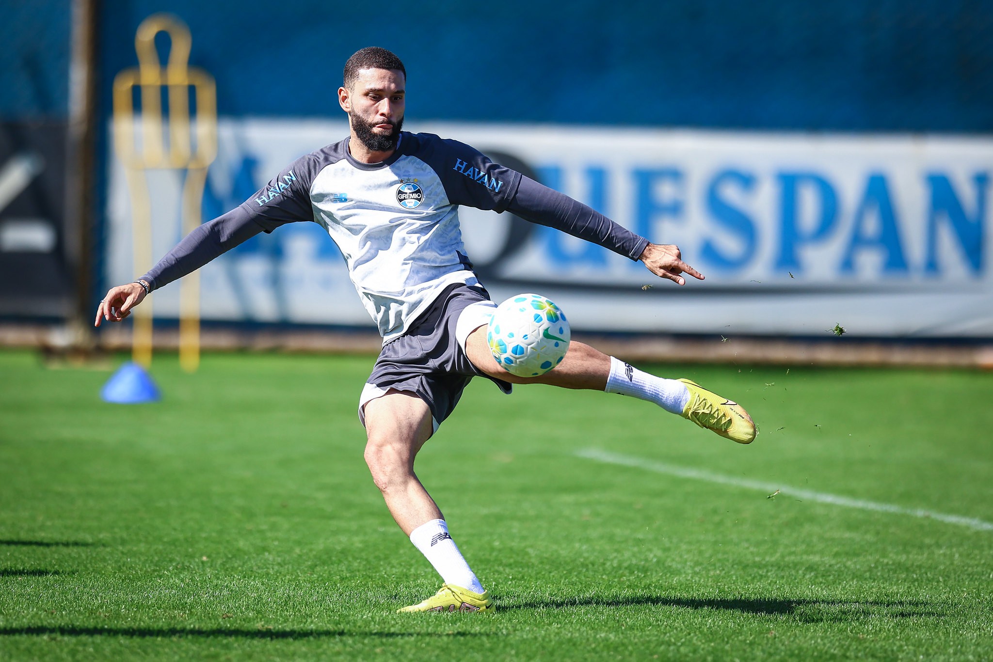 Alvo do Corinthians, zagueiro pode deixar o Grêmio ainda nesta janela de transferências