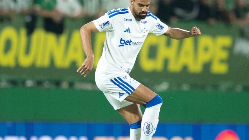 Após empate com a Chapecoense, Fabrício Bruno critica gramado e cita desgaste do Cruzeiro