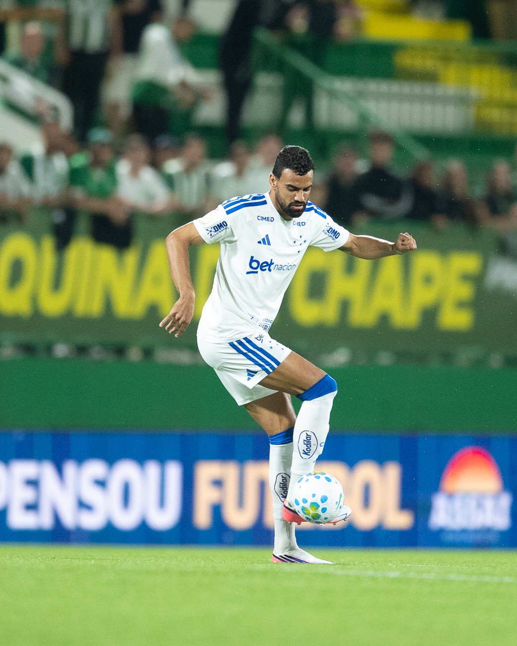 Após empate com a Chapecoense, Fabrício Bruno critica gramado e cita desgaste do Cruzeiro
