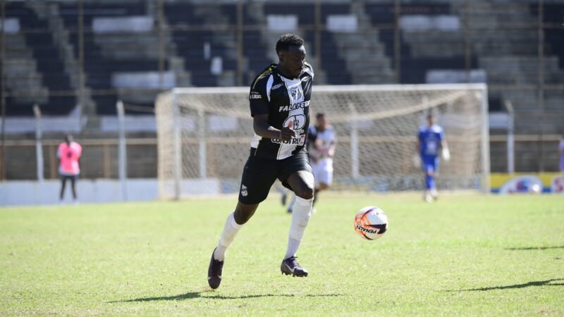 Com polêmica nas redes sociais, atacante deixa clube após jogo de ida de final em SP