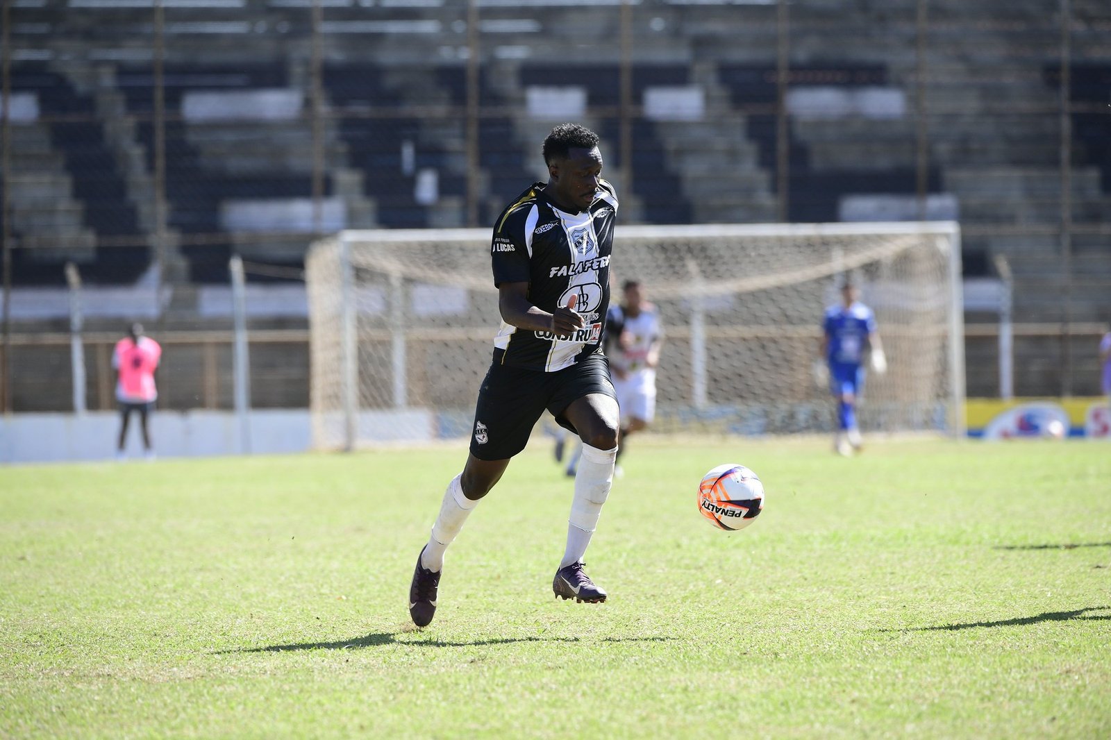 Com polêmica nas redes sociais, atacante deixa clube após jogo de ida de final em SP