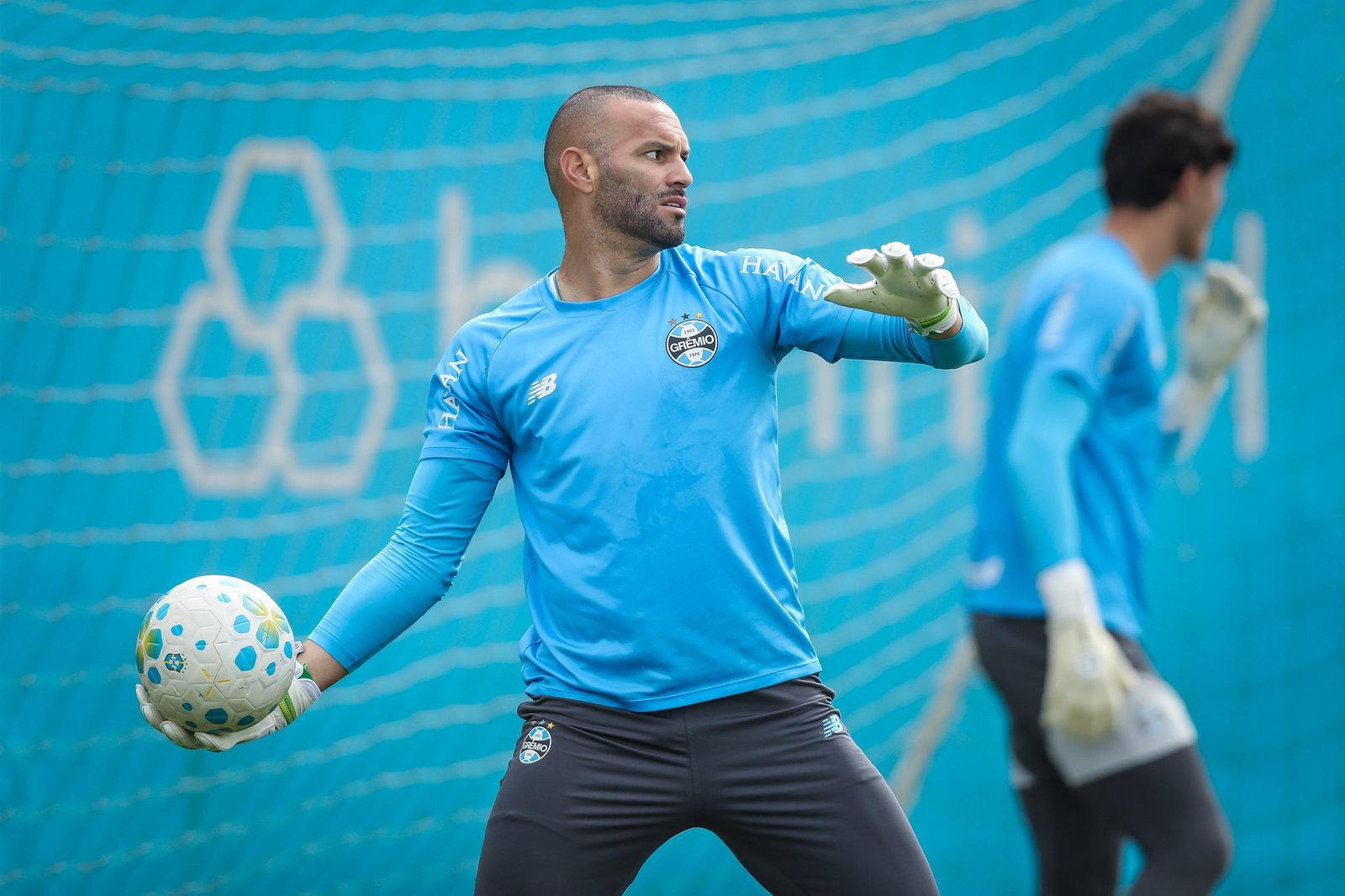 Weverton aprova novas regras e diz: “Quando a gente está em campo, faz coisas feias”