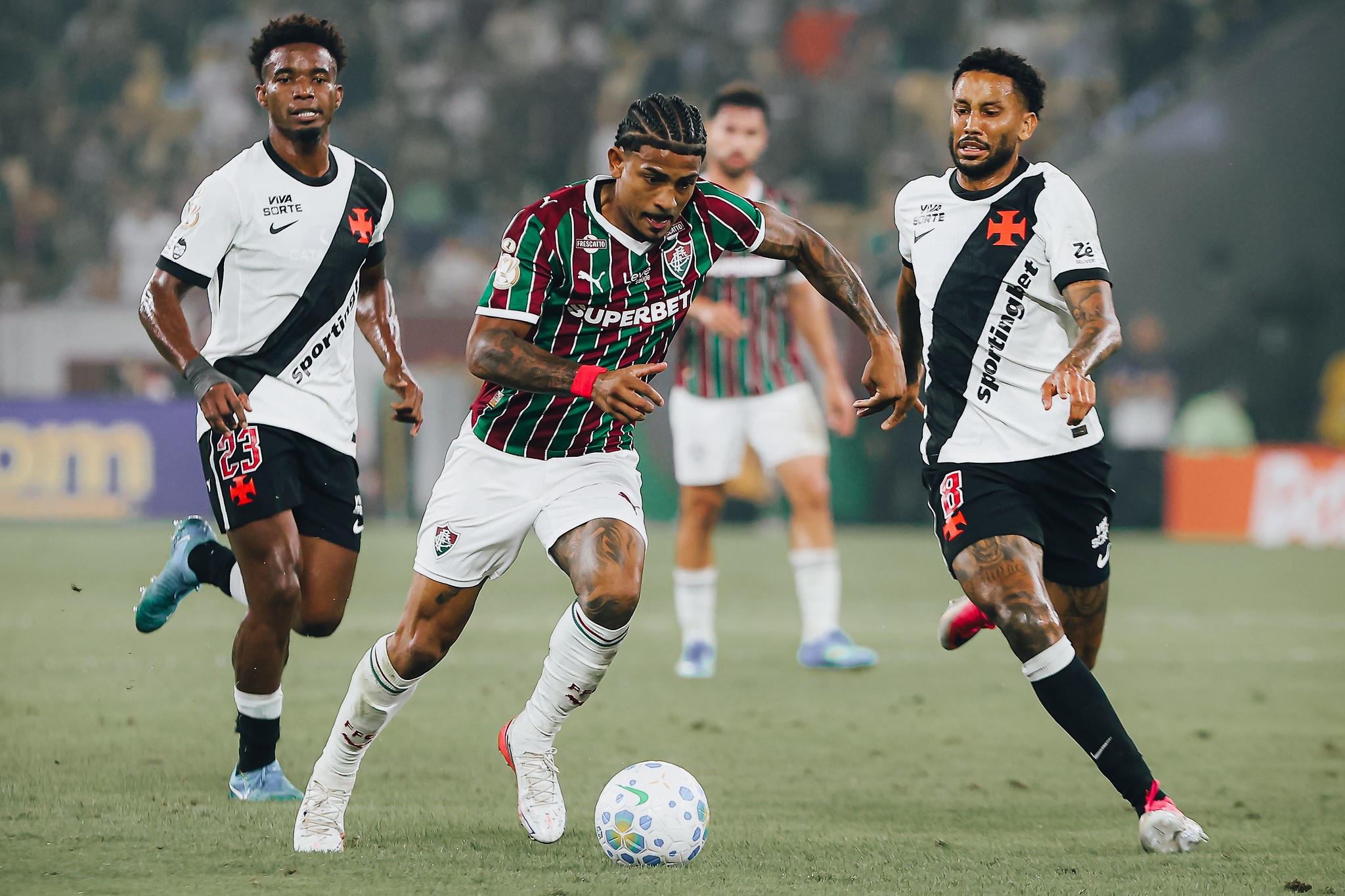John Kennedy leva a pior em dividida e deixa gramado chorando em Fluminense x Vasco; veja lance