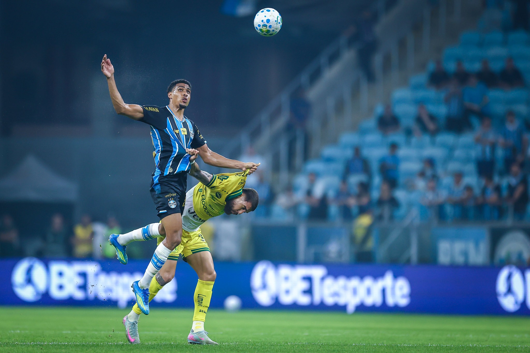 De apostas a titulares: Wallace e Diego Caito ganham espaço e dão resposta rápida no Grêmio