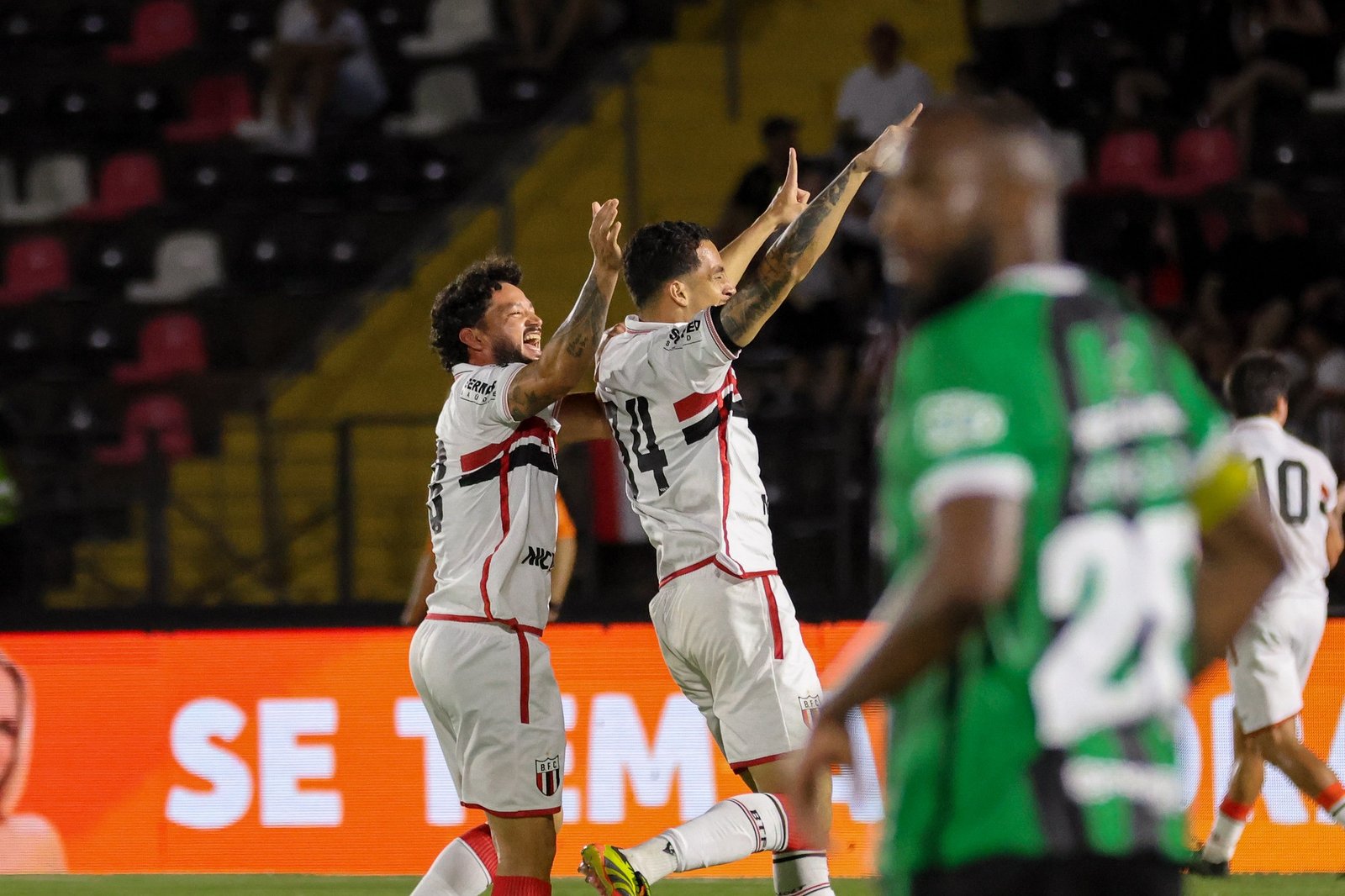 Badaró vira opção para zaga do Botafogo-SP, mas Tencati alerta para evolução “gradativa”