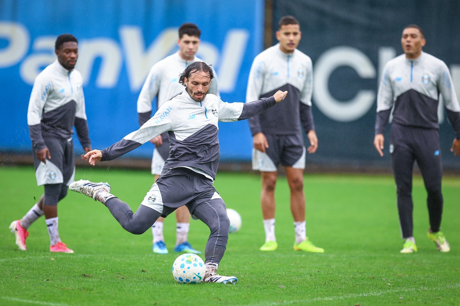 Escalação do Grêmio: Luís Castro ganha duas opções para encarar o Atlético-MG