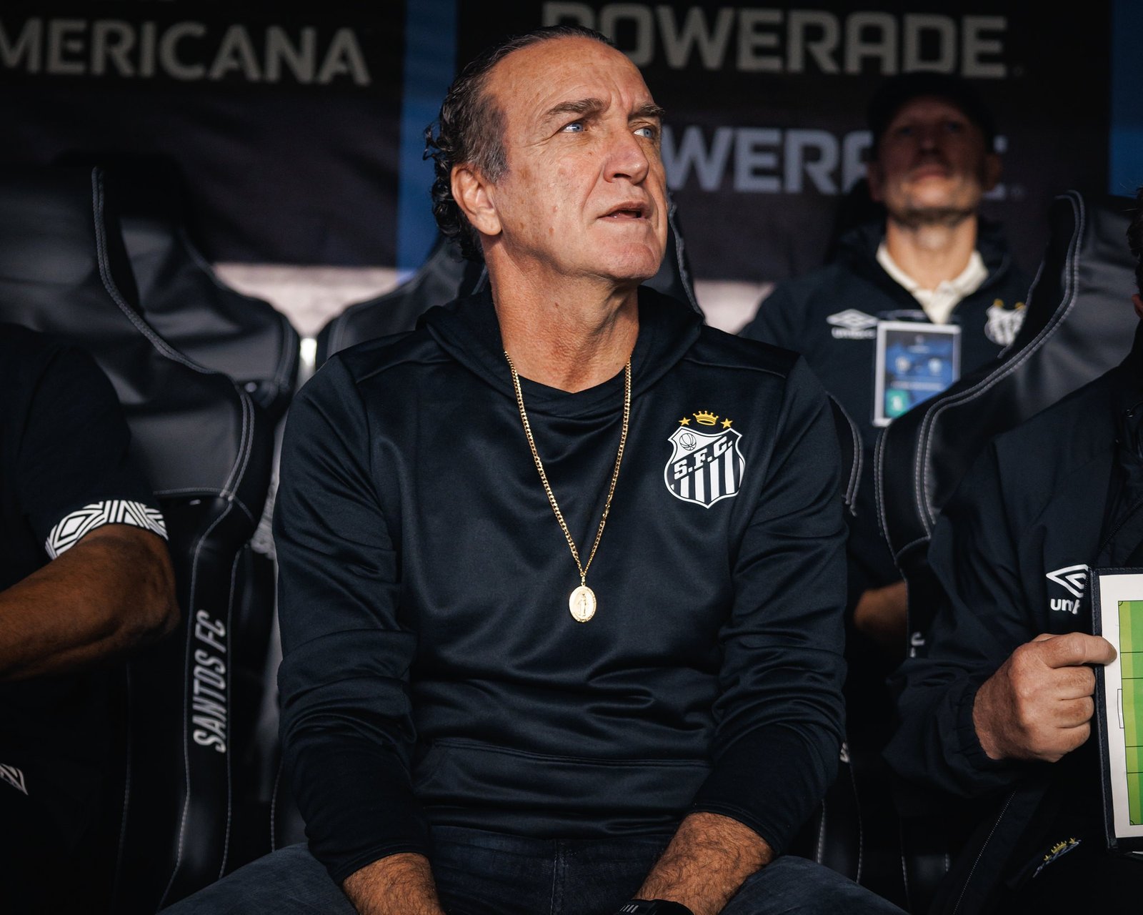 Elenco curto, zona de rebaixamento e sequência difícil: Santos liga alerta no Brasileiro