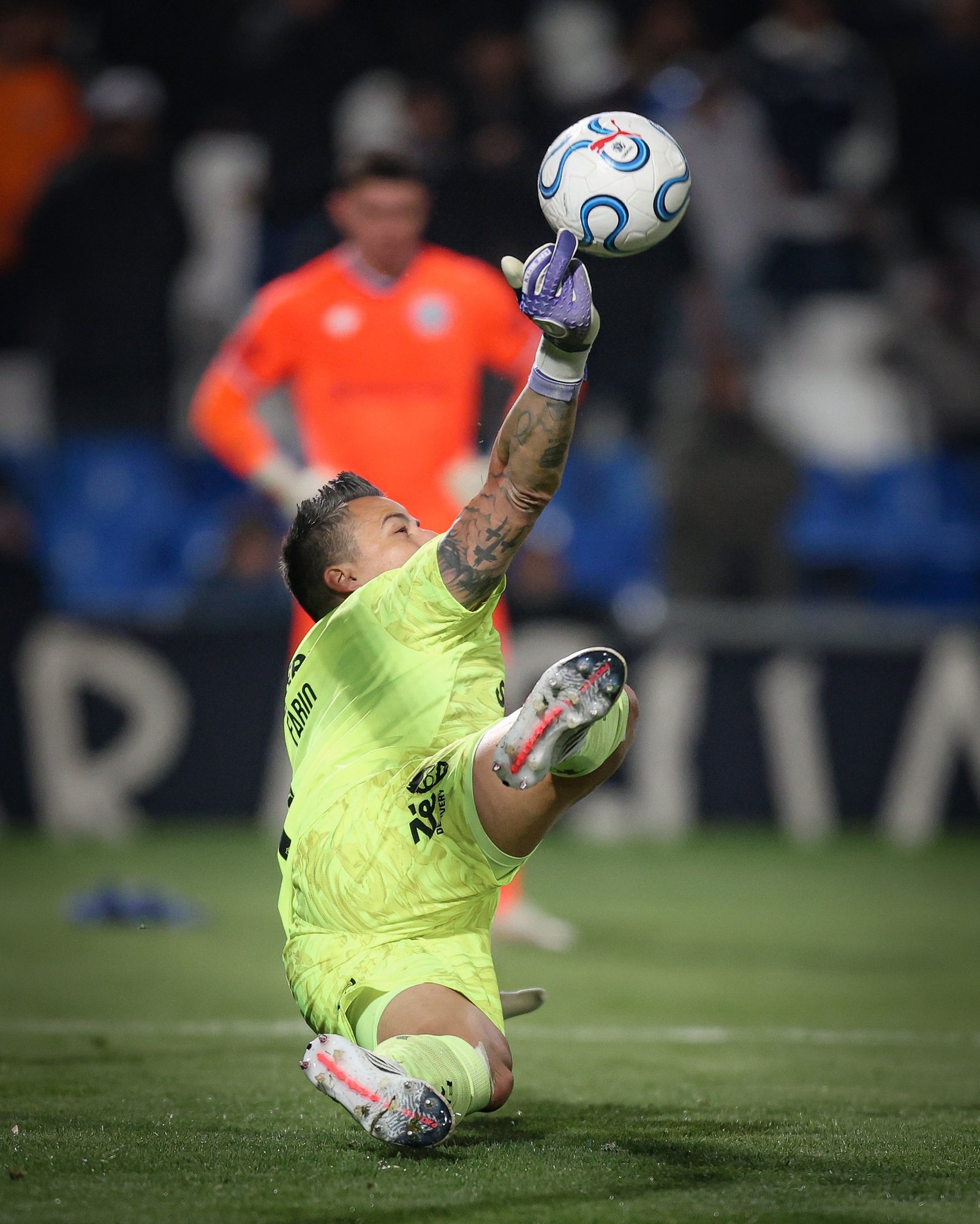 De auxiliar a herói, Fábio consolida status de lenda e “santo” no Fluminense