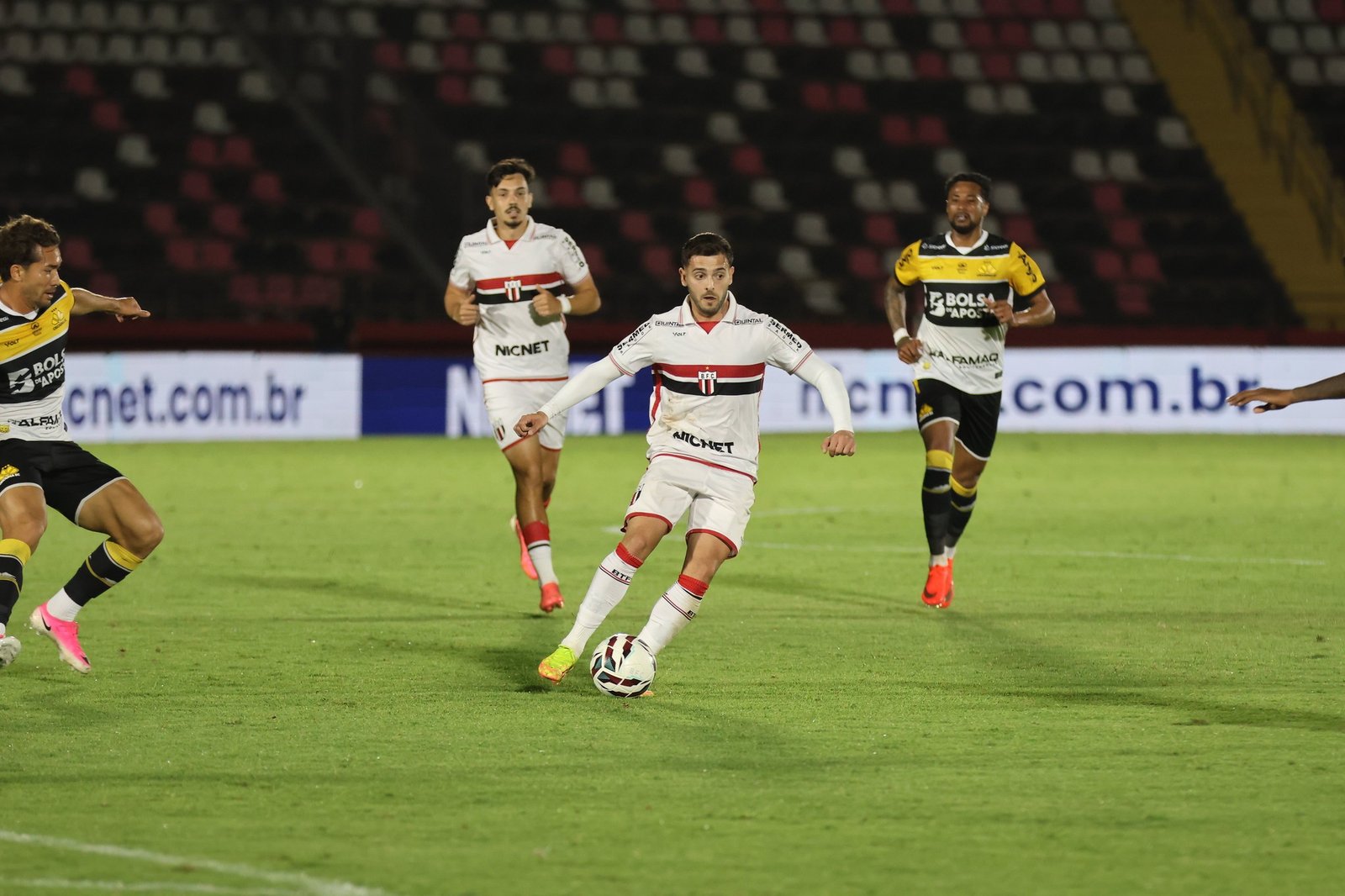 Kelvin volta a jogar após um mês e pode ter nova função no Botafogo-SP