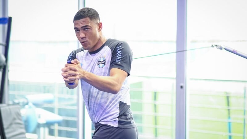 Grêmio quita pendências com Carlos Vinicius em meio à tentativa de renovação
