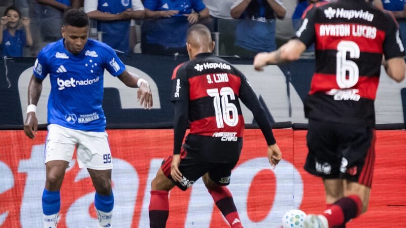 Cruzeiro x Flamengo: Arroyo deixa  Samuel Lino no chão de novo, e web não perdoa; veja reações