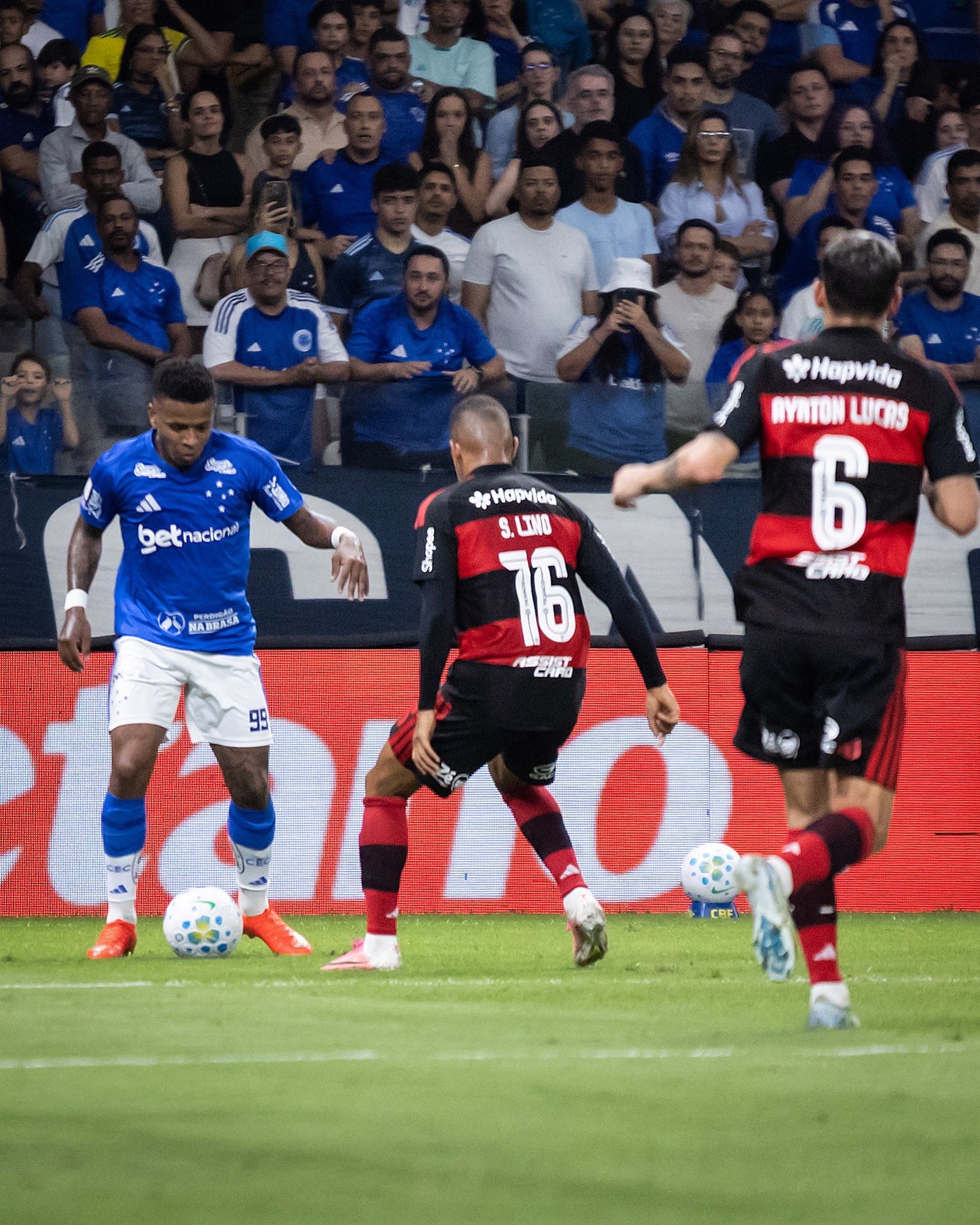 Cruzeiro x Flamengo: Arroyo deixa  Samuel Lino no chão de novo, e web não perdoa; veja reações