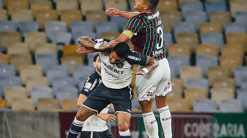 Marcão conta com “auxiliar” Thiago Silva para corrigir bola aérea do Fluminense