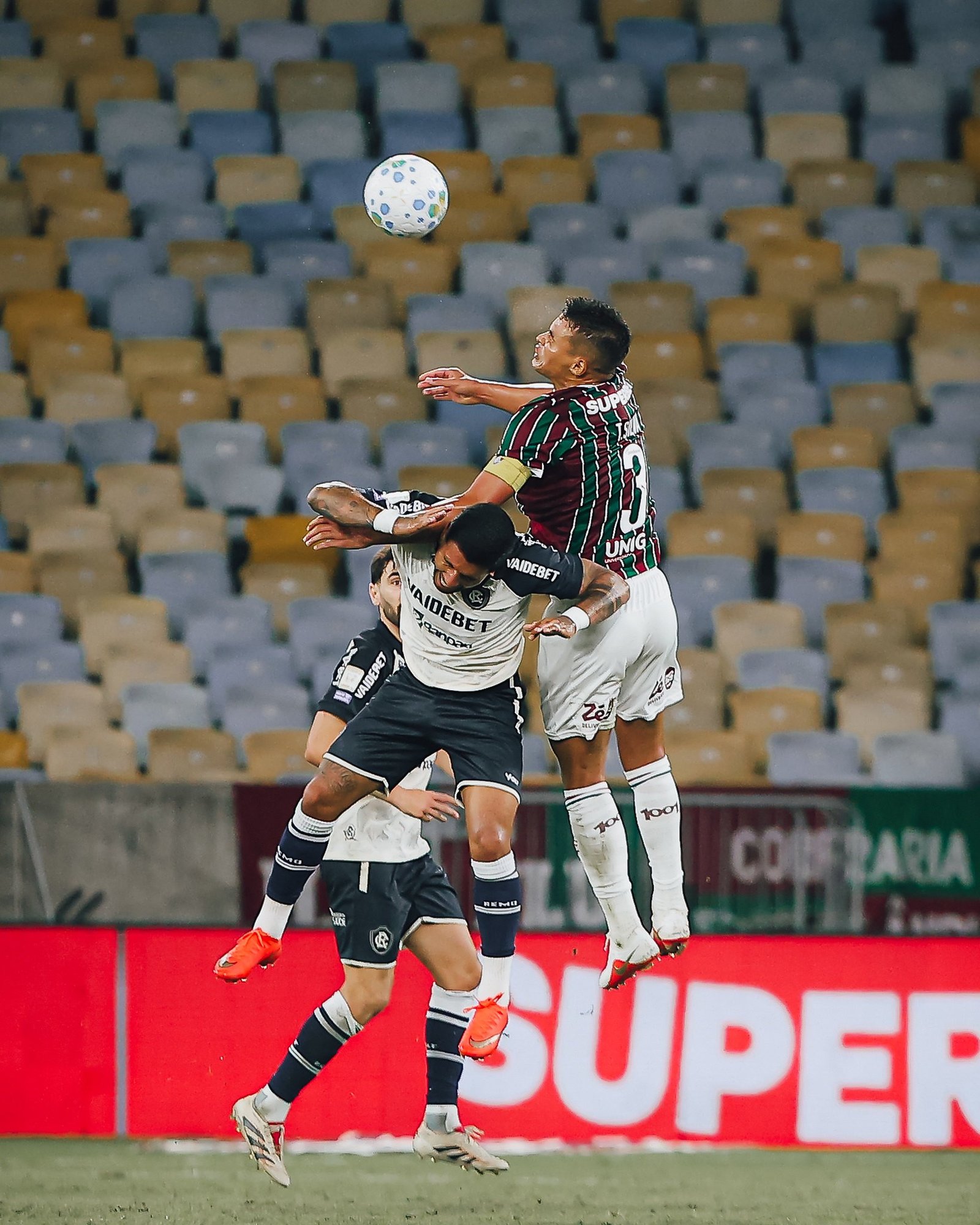 Marcão conta com “auxiliar” Thiago Silva para corrigir bola aérea do Fluminense