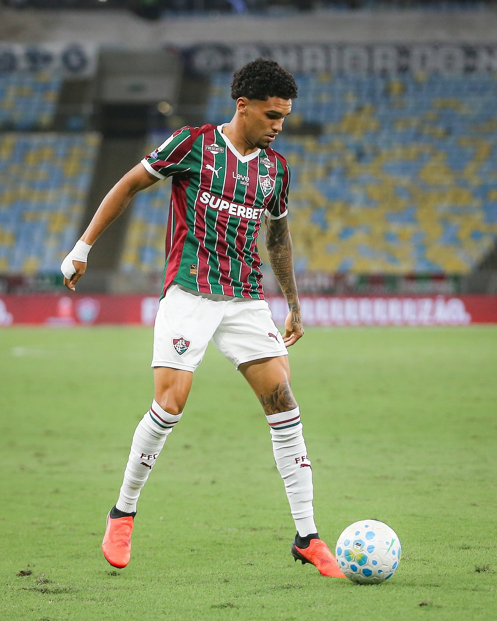 Riquelme tem estrela, decide no primeiro toque na bola e volta a ser opção no Fluminense