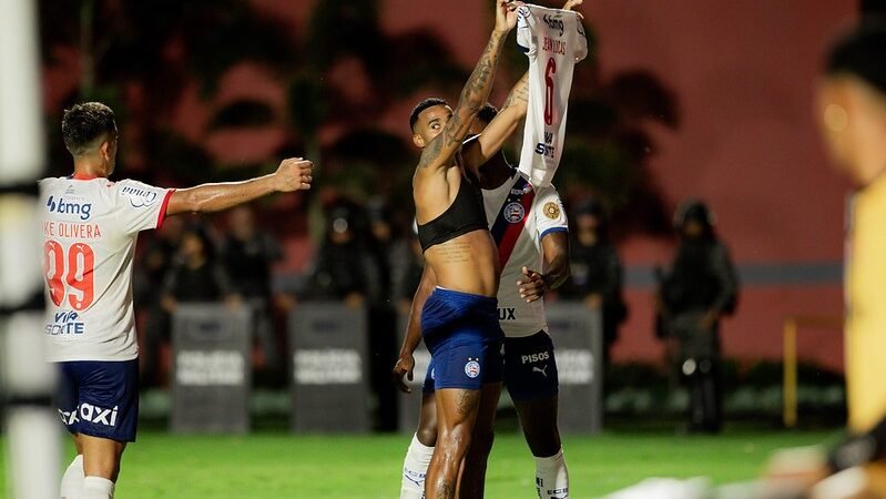 Vitória x Bahia: Cacá é suspenso por duas partidas por tentar rasgar camisa de Jean Lucas