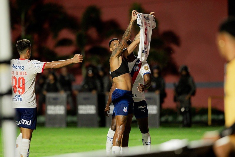 Vitória x Bahia: Cacá é suspenso por duas partidas por tentar rasgar camisa de Jean Lucas
