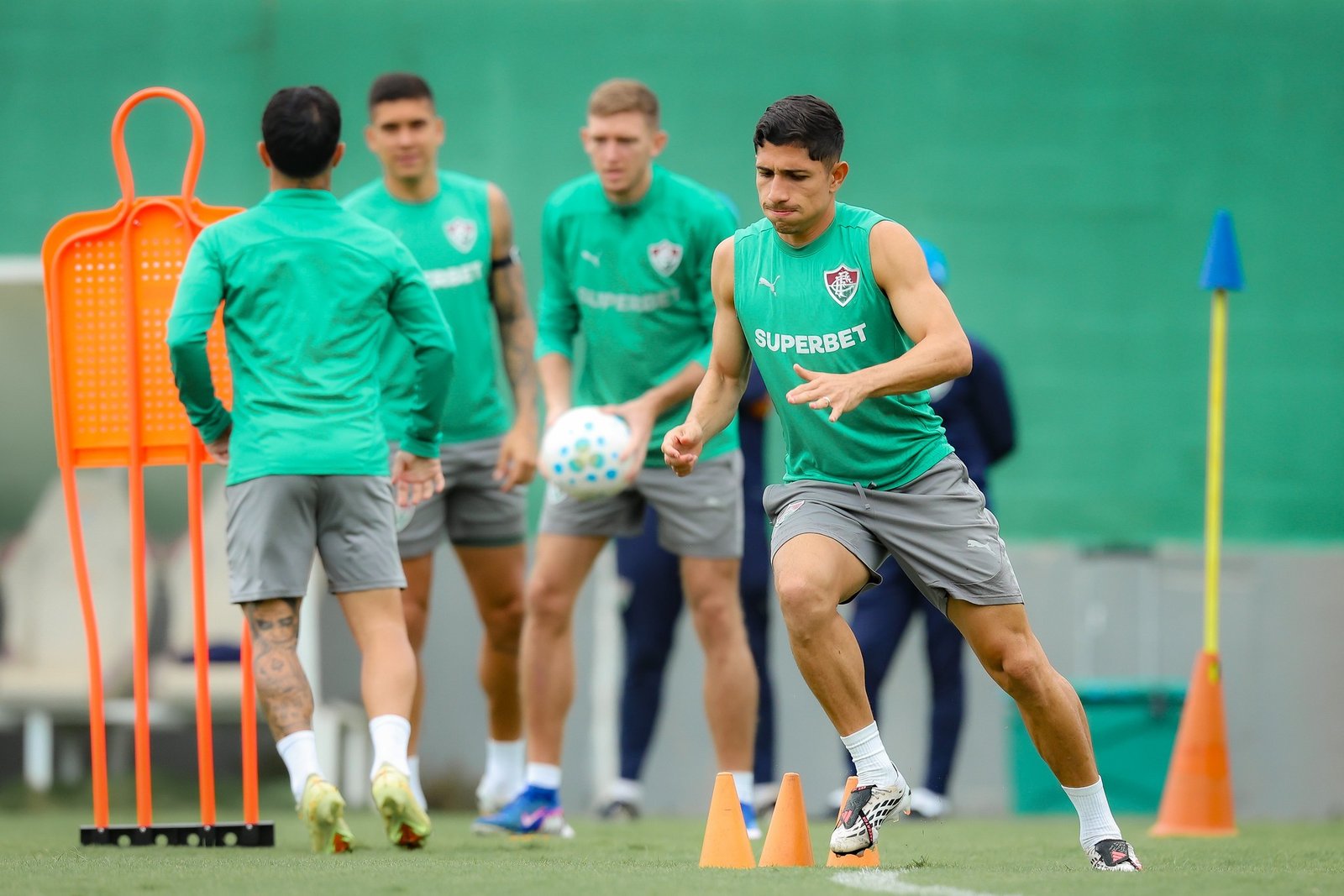 Lucho Acosta e Savarino buscam aproveitar folga no calendário para recuperar espaço no Fluminense