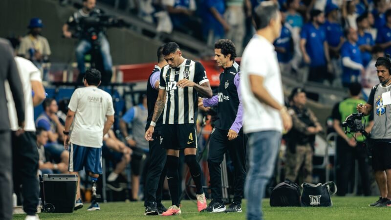 Vai pro segundo jogo? Médico do Atlético-MG detalha situação de Ruan após lance com Kaio Jorge