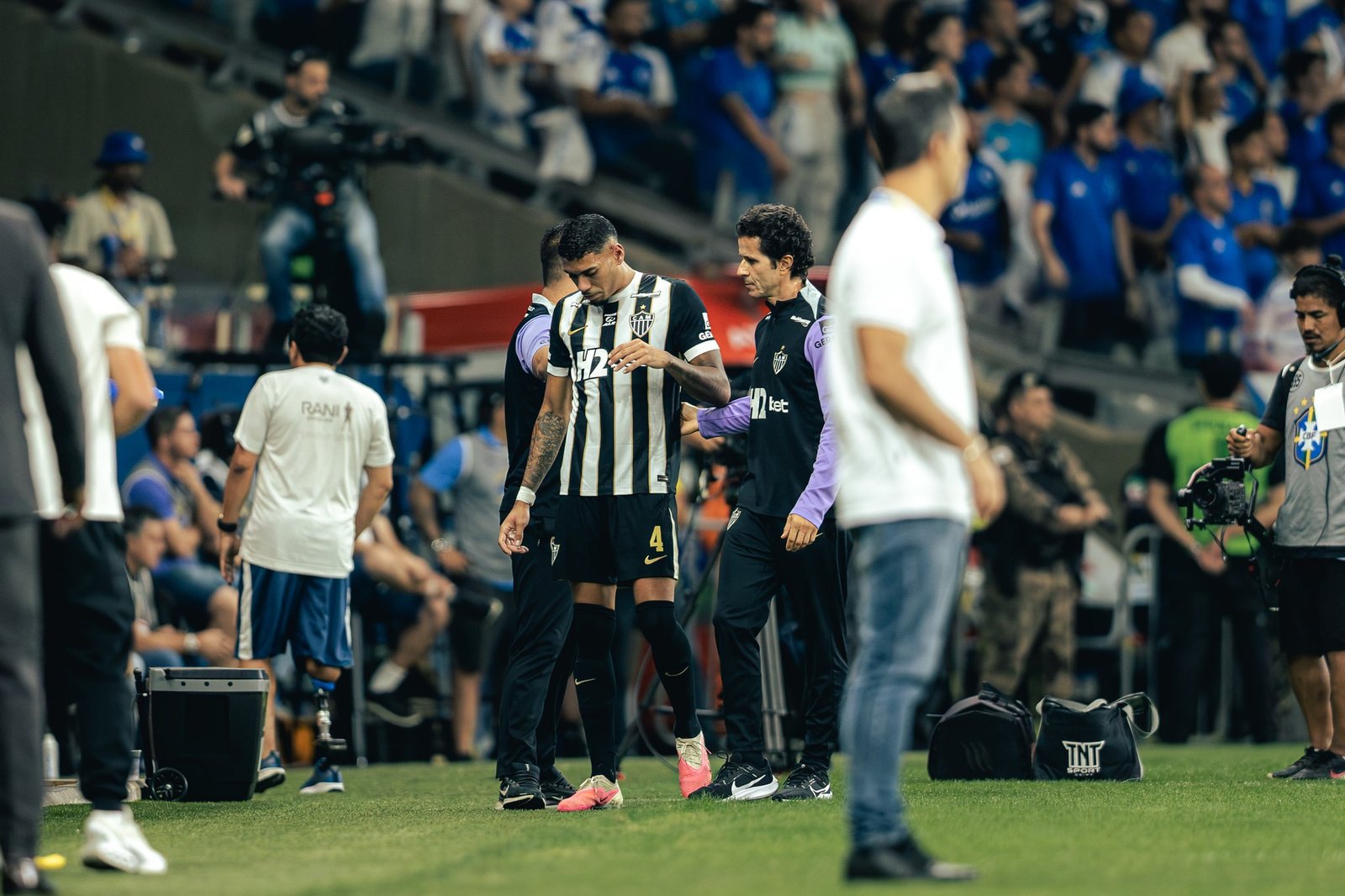 Vai pro segundo jogo? Médico do Atlético-MG detalha situação de Ruan após lance com Kaio Jorge
