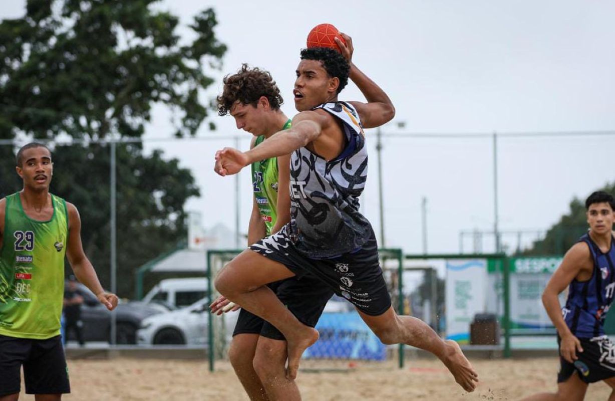 Seis atletas de Praia Grande são convocados para a seleção brasileira juvenil de handebol de praia