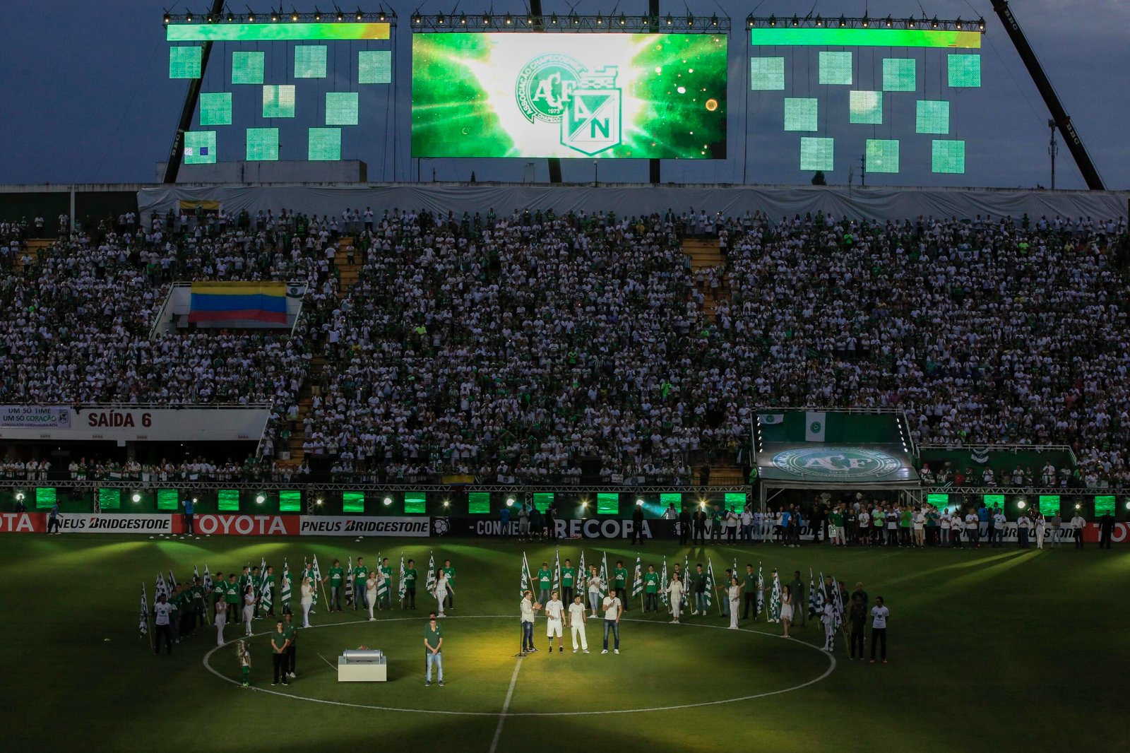 Chapecoense e Atlético Nacional fecham amistoso em homenagem a vítimas de acidente aéreo