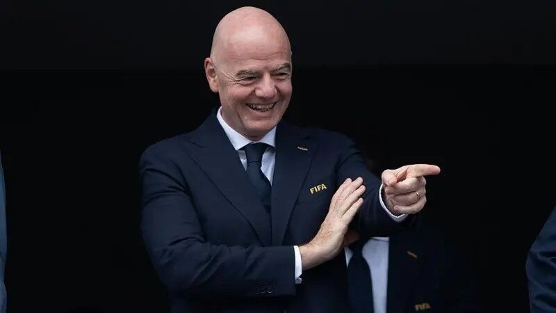 As regalias e a influência do presidente da Fifa, o homem mais poderoso (e polêmico) do futebol