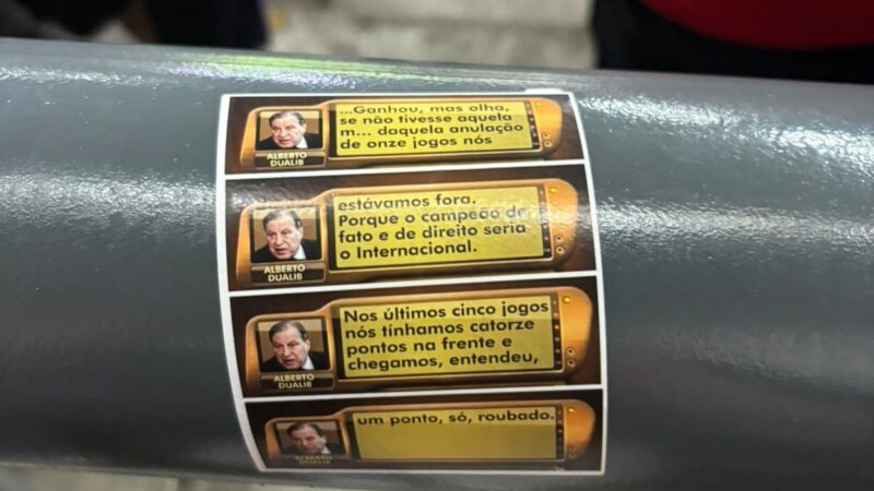 Torcida do Inter cola adesivos na Arena com fala de ex-presidente do Corinthians sobre Brasileiro de 2005