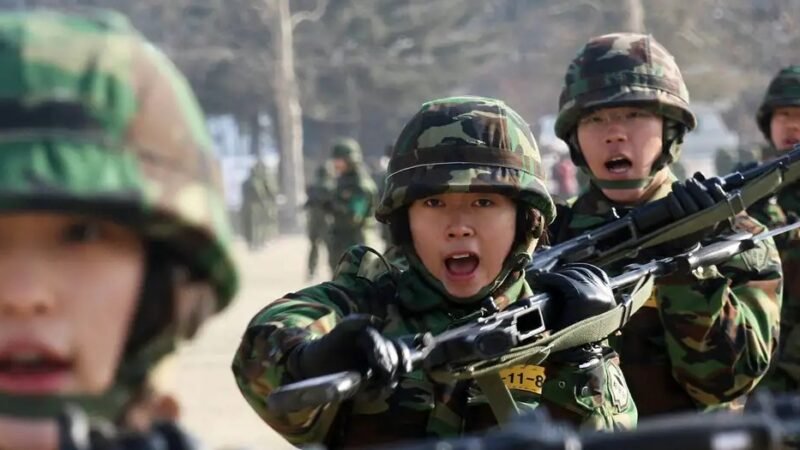 Coreia do Sul analisa obrigar mulheres a servir no Exército